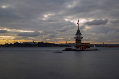 İstanbul 'un en güzel tarihi deniz feneri olan Bakire Kulesi uzun pozlama tekniğiyle fotoğraflandı..
