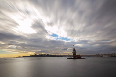 İstanbul 'un en güzel tarihi deniz feneri olan Bakire Kulesi uzun pozlama tekniğiyle fotoğraflandı..