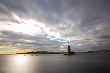 İstanbul 'un en güzel tarihi deniz feneri olan Bakire Kulesi uzun pozlama tekniğiyle fotoğraflandı..