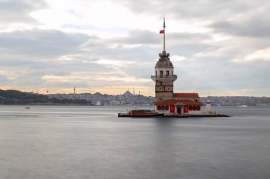 İstanbul 'un en güzel tarihi deniz feneri olan Bakire Kulesi uzun pozlama tekniğiyle fotoğraflandı..