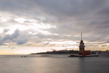 İstanbul 'un en güzel tarihi deniz feneri olan Bakire Kulesi uzun pozlama tekniğiyle fotoğraflandı..