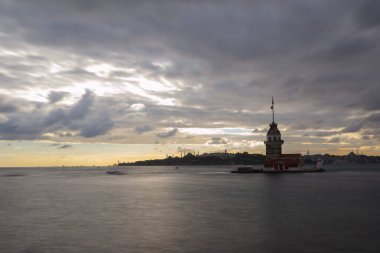 İstanbul 'un en güzel tarihi deniz feneri olan Bakire Kulesi uzun pozlama tekniğiyle fotoğraflandı..