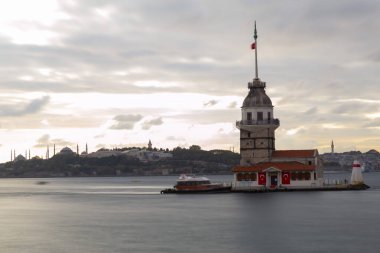 İstanbul 'un en güzel tarihi deniz feneri olan Bakire Kulesi uzun pozlama tekniğiyle fotoğraflandı..