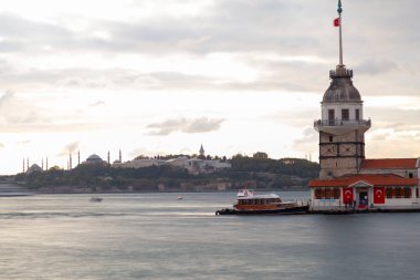 İstanbul 'un en güzel tarihi deniz feneri olan Bakire Kulesi uzun pozlama tekniğiyle fotoğraflandı..