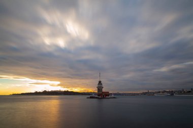 İstanbul 'un en güzel tarihi deniz feneri olan Bakire Kulesi uzun pozlama tekniğiyle fotoğraflandı..