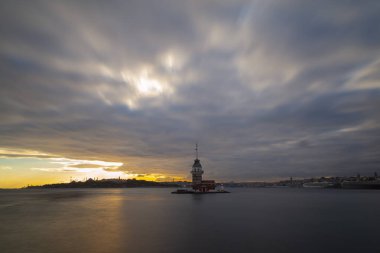 İstanbul 'un en güzel tarihi deniz feneri olan Bakire Kulesi uzun pozlama tekniğiyle fotoğraflandı..