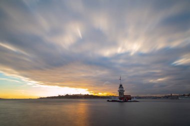 İstanbul 'un en güzel tarihi deniz feneri olan Bakire Kulesi uzun pozlama tekniğiyle fotoğraflandı..