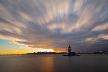 İstanbul 'un en güzel tarihi deniz feneri olan Bakire Kulesi uzun pozlama tekniğiyle fotoğraflandı..