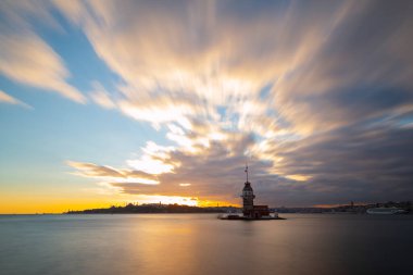 İstanbul 'un en güzel tarihi deniz feneri olan Bakire Kulesi uzun pozlama tekniğiyle fotoğraflandı..