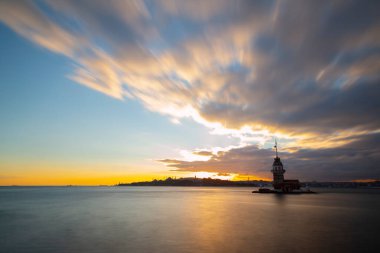 İstanbul 'un en güzel tarihi deniz feneri olan Bakire Kulesi uzun pozlama tekniğiyle fotoğraflandı..