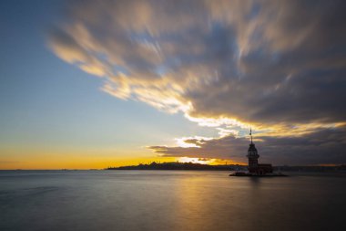 İstanbul 'un en güzel tarihi deniz feneri olan Bakire Kulesi uzun pozlama tekniğiyle fotoğraflandı..