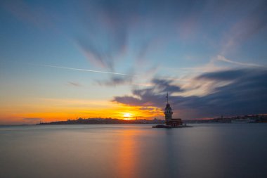 İstanbul 'un en güzel tarihi deniz feneri olan Bakire Kulesi uzun pozlama tekniğiyle fotoğraflandı..