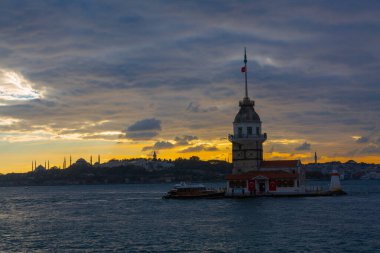 İstanbul 'un en güzel tarihi deniz feneri olan Bakire Kulesi gün batımında fotoğraflandı..