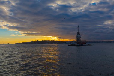 İstanbul 'un en güzel tarihi deniz feneri olan Bakire Kulesi gün batımında fotoğraflandı..