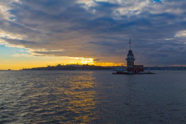 İstanbul 'un en güzel tarihi deniz feneri olan Bakire Kulesi gün batımında fotoğraflandı..