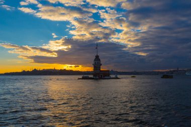 İstanbul 'un en güzel tarihi deniz feneri olan Bakire Kulesi gün batımında fotoğraflandı..