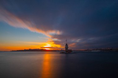 İstanbul 'un en güzel tarihi deniz feneri olan Bakire Kulesi gün batımında fotoğraflandı..