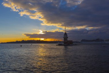 İstanbul 'un en güzel tarihi deniz feneri olan Bakire Kulesi gün batımında fotoğraflandı..