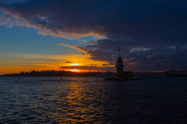 İstanbul 'un en güzel tarihi deniz feneri olan Bakire Kulesi gün batımında fotoğraflandı..