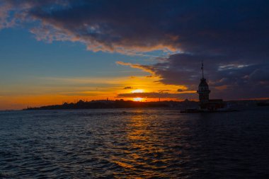 İstanbul 'un en güzel tarihi deniz feneri olan Bakire Kulesi gün batımında fotoğraflandı..