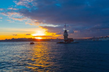İstanbul 'un en güzel tarihi deniz feneri olan Bakire Kulesi gün batımında fotoğraflandı..