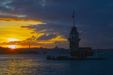 İstanbul 'un en güzel tarihi deniz feneri olan Bakire Kulesi gün batımında fotoğraflandı..