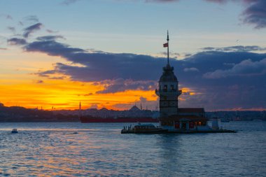 İstanbul 'un en güzel tarihi deniz feneri olan Bakire Kulesi gün batımında fotoğraflandı..