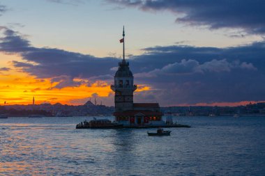 İstanbul 'un en güzel tarihi deniz feneri olan Bakire Kulesi gün batımında fotoğraflandı..