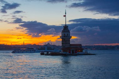 İstanbul 'un en güzel tarihi deniz feneri olan Bakire Kulesi gün batımında fotoğraflandı..