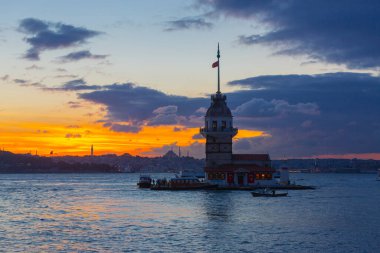 İstanbul 'un en güzel tarihi deniz feneri olan Bakire Kulesi gün batımında fotoğraflandı..