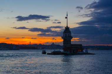 İstanbul 'un en güzel tarihi deniz feneri olan Bakire Kulesi gün batımında fotoğraflandı..