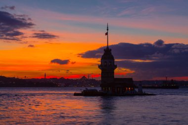 İstanbul 'un en güzel tarihi deniz feneri olan Bakire Kulesi gün batımında fotoğraflandı..