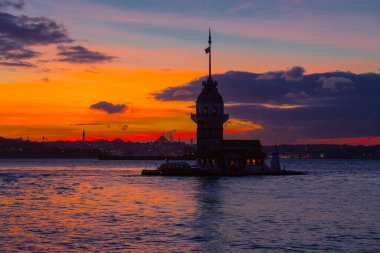İstanbul 'un en güzel tarihi deniz feneri olan Bakire Kulesi gün batımında fotoğraflandı..