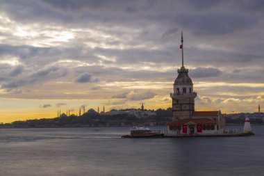 İstanbul 'un en güzel tarihi deniz feneri olan Bakire Kulesi gün batımında fotoğraflandı..