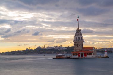 İstanbul 'un en güzel tarihi deniz feneri olan Bakire Kulesi gün batımında fotoğraflandı..