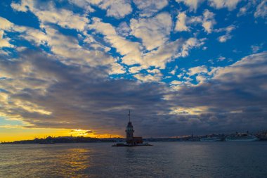 İstanbul 'un en güzel tarihi deniz feneri olan Bakire Kulesi gün batımında fotoğraflandı..
