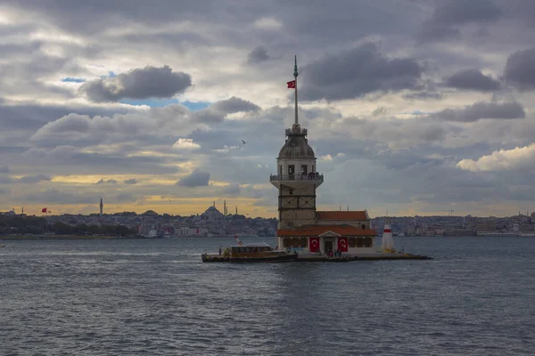 İstanbul 'un en güzel tarihi deniz feneri olan Bakire Kulesi gün batımında fotoğraflandı..