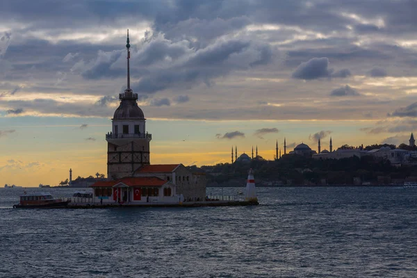 Stanbul Güzel Tarihi Deniz Feneri Olan Bakire Kulesi Gün Batımında — Stok fotoğraf