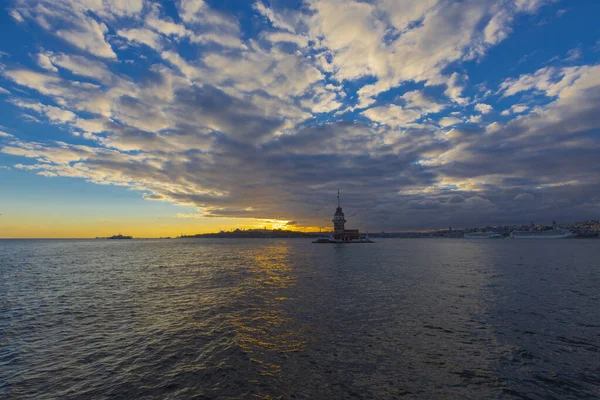 İstanbul 'un en güzel tarihi deniz feneri olan Bakire Kulesi gün batımında fotoğraflandı..