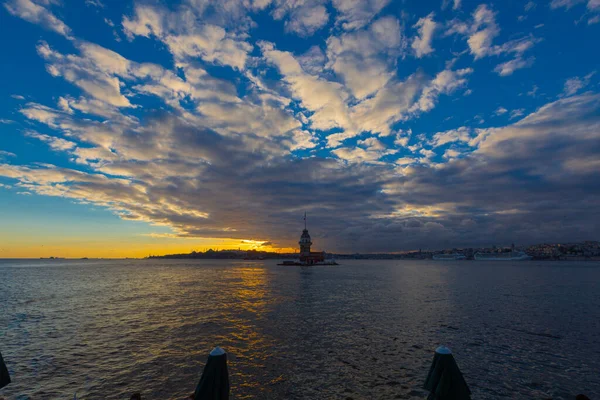 İstanbul 'un en güzel tarihi deniz feneri olan Bakire Kulesi gün batımında fotoğraflandı..