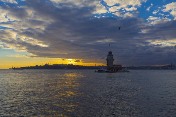 İstanbul 'un en güzel tarihi deniz feneri olan Bakire Kulesi gün batımında fotoğraflandı..