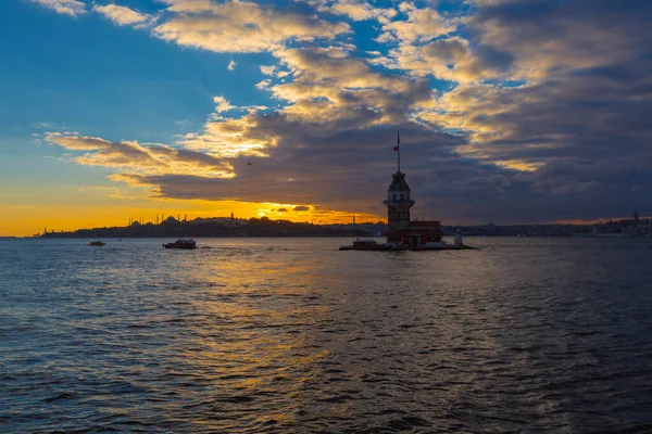 İstanbul 'un en güzel tarihi deniz feneri olan Bakire Kulesi gün batımında fotoğraflandı..