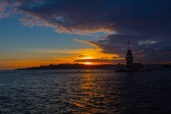 İstanbul 'un en güzel tarihi deniz feneri olan Bakire Kulesi gün batımında fotoğraflandı..