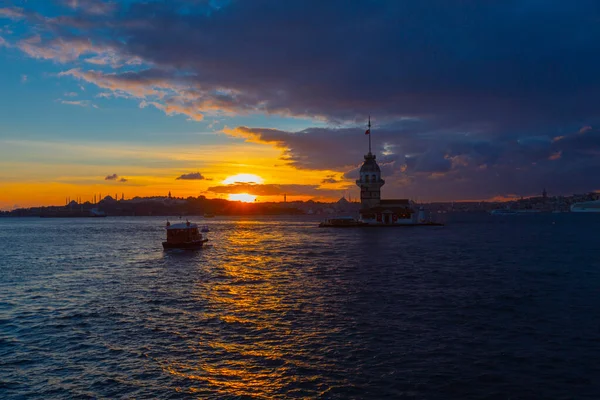 İstanbul 'un en güzel tarihi deniz feneri olan Bakire Kulesi gün batımında fotoğraflandı..