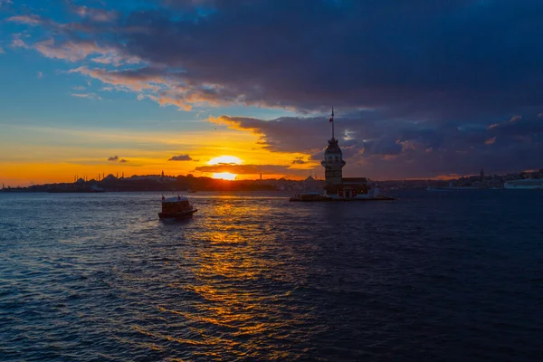 İstanbul 'un en güzel tarihi deniz feneri olan Bakire Kulesi gün batımında fotoğraflandı..