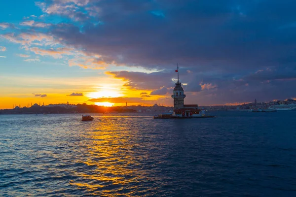 İstanbul 'un en güzel tarihi deniz feneri olan Bakire Kulesi gün batımında fotoğraflandı..