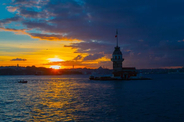 Jungfrutornet Den Vackraste Historiska Fyren Istanbul Fotograferades Vid Solnedgången — Stockfoto