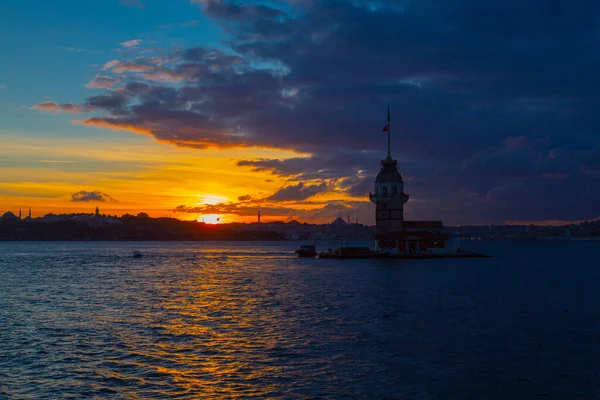 İstanbul 'un en güzel tarihi deniz feneri olan Bakire Kulesi gün batımında fotoğraflandı..