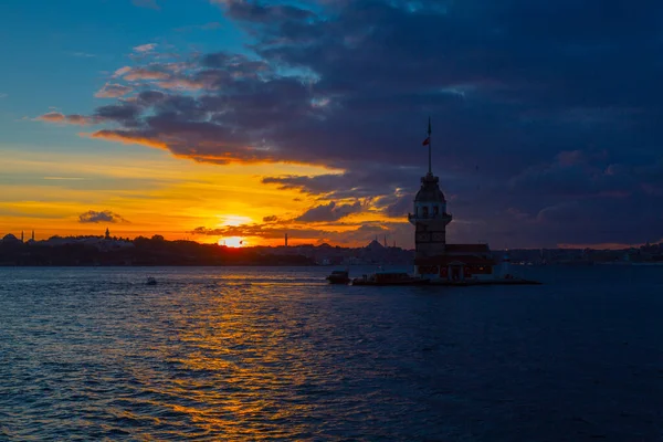 Jungfrutornet Den Vackraste Historiska Fyren Istanbul Fotograferades Vid Solnedgången — Stockfoto