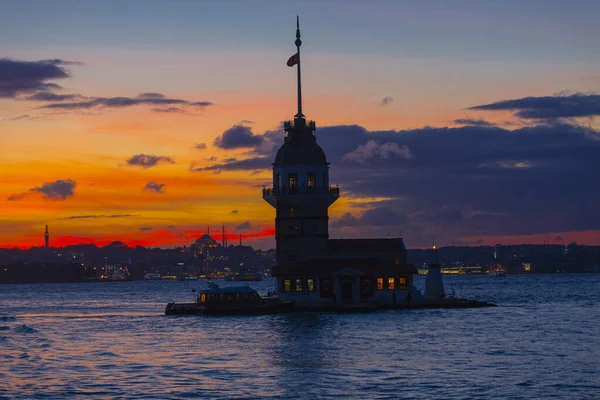 Jungfrutornet Den Vackraste Historiska Fyren Istanbul Fotograferades Vid Solnedgången — Stockfoto